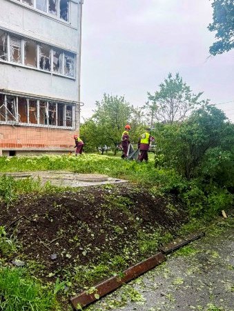 У Харкові тривають роботи з ліквідації наслідків атаки дронів
